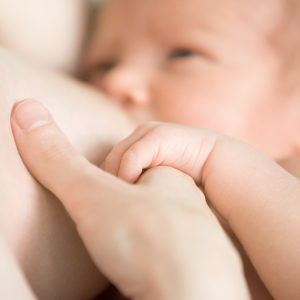 allattare al seno: mamma che allatta bambino
