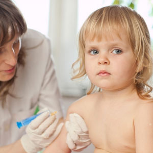 vaccini: dottoressa vaccina bimba