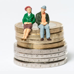 sistema pensionistico: anziani seduti su monete